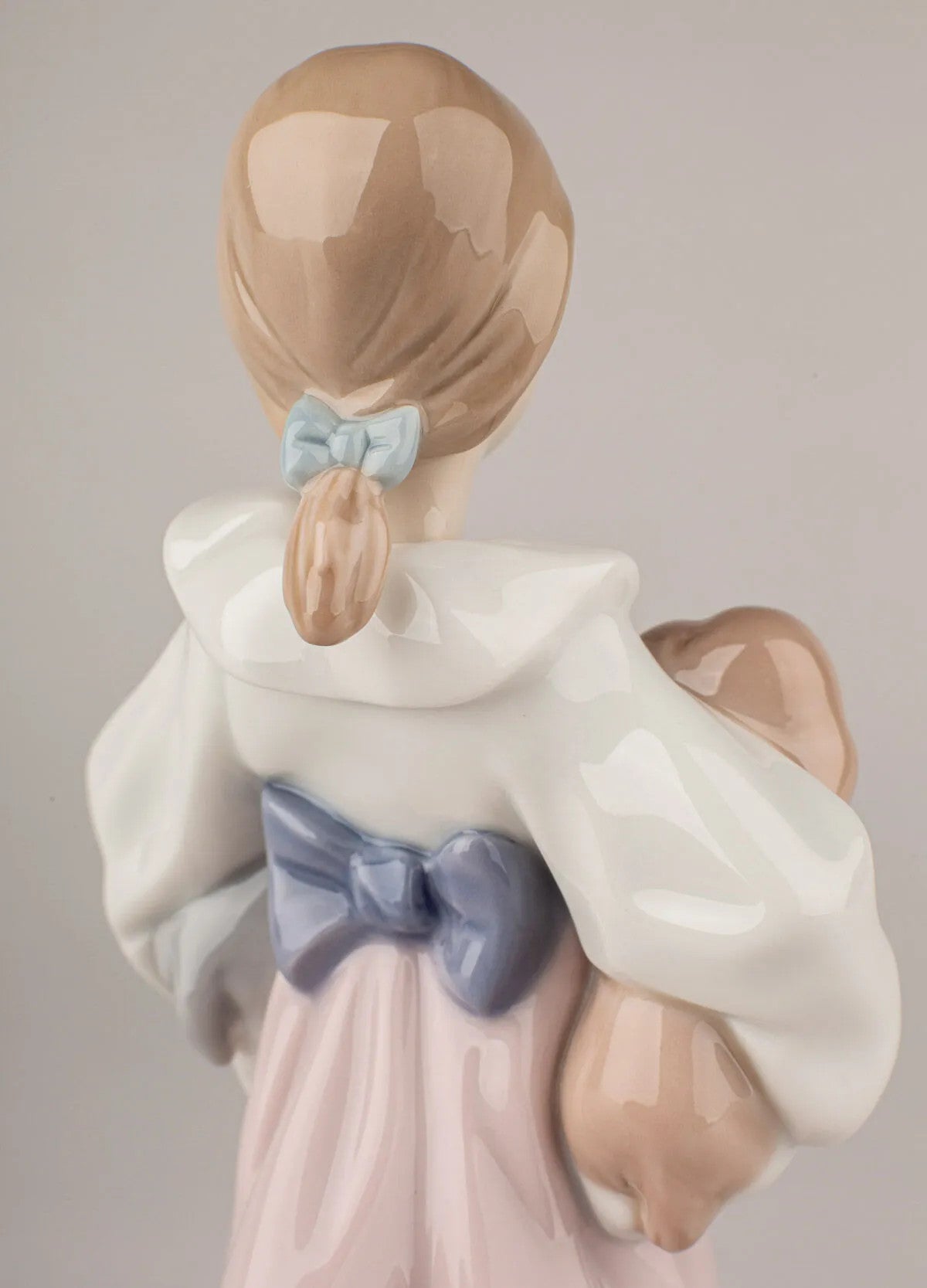 Lladró Porzellanfigur – Arms Full of Love | Mutterglück mit Kind & Hunden