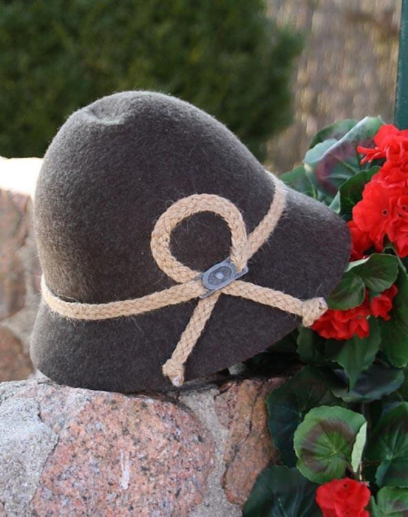 Tradition trifft Stil – Kinder Trachtenhut in Braun mit Deko!