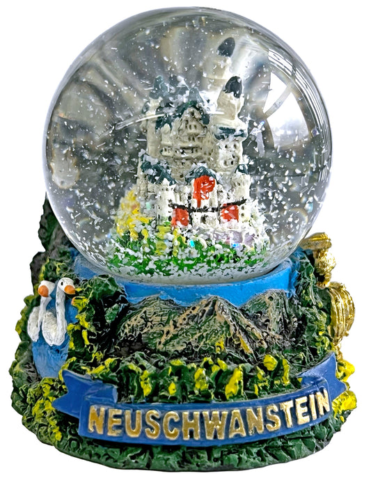 Romantische Schneekugel Schloss Neuschwanstein 55mm – Märchenhaftes Souvenir aus Bayern