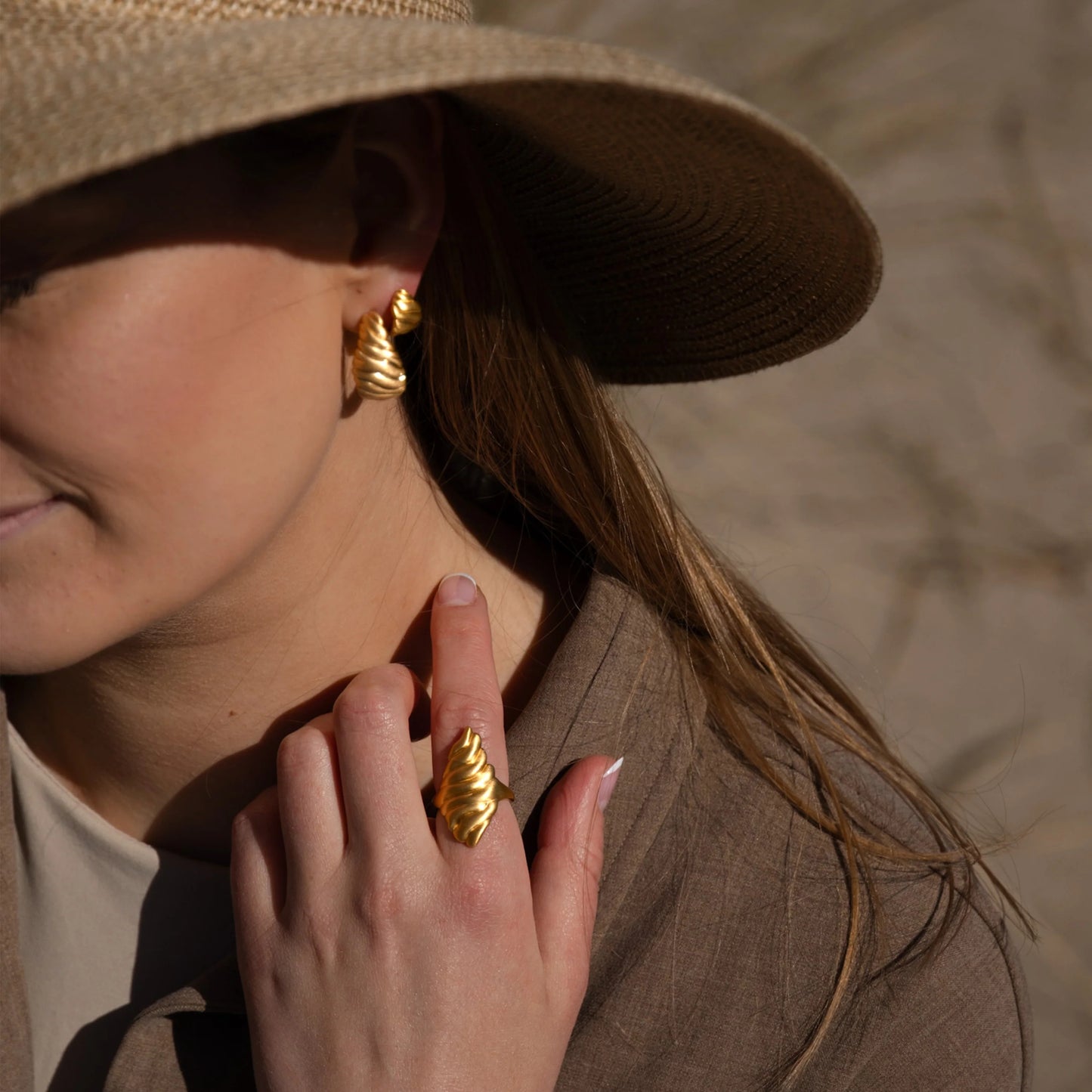 byBiehl Ohrringe Dunes Hoop Large Gold – Moderner Schmuck für einen luxuriösen Auftritt