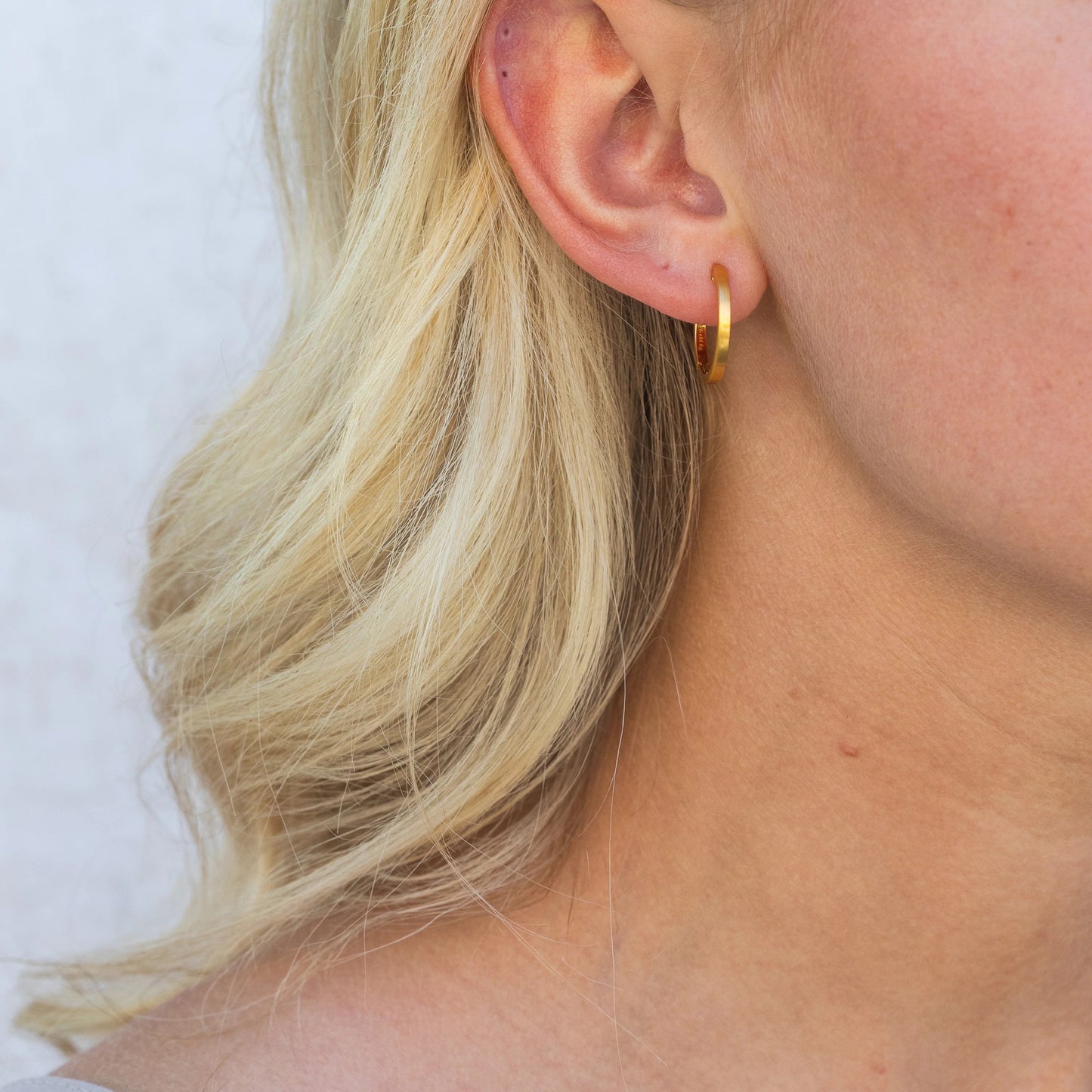 byBiehl Ohrringe Grace Hoop Gold Medium - Elegante & Klassische Accessoires für jeden Anlass