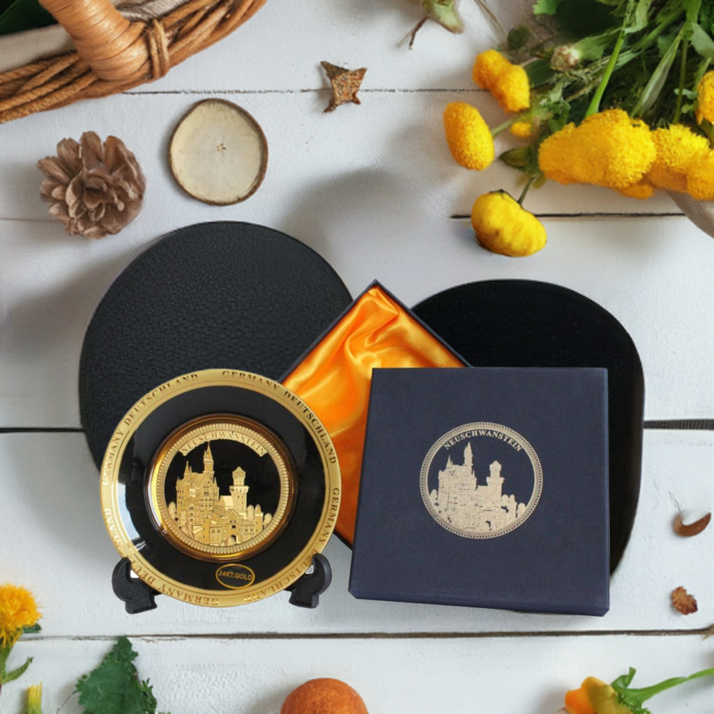 Schloss Neuschwanstein Teller Gold mit Ständer