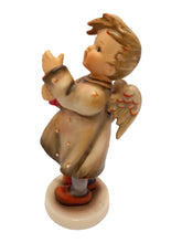 Lade das Bild in den Galerie-Viewer, Hummel Figur Candlelight
