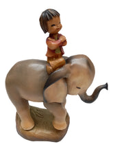 Lade das Bild in den Galerie-Viewer, Holzfigur High Riding 8 - Elefant mit Kind
