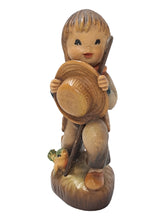 Lade das Bild in den Galerie-Viewer, ANRI Holzfigur Junge kniend Hut in den Händen