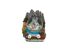 Lade das Bild in den Galerie-Viewer, Magnet Schneekugel Schloss Neuschwanstein Bergkulisse
