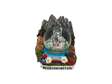 Lade das Bild in den Galerie-Viewer, Magnet Schneekugel Schloss Neuschwanstein Bergkulisse
