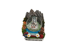 Lade das Bild in den Galerie-Viewer, Magnet Schneekugel Schloss Neuschwanstein Bergkulisse
