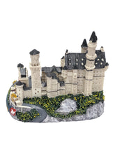 Lade das Bild in den Galerie-Viewer, Modell Schloss Neuschwanstein mit Kutsche- Castle Neuschwanstein with Horse Carriage