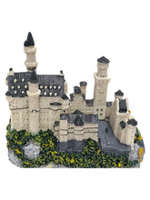 Lade das Bild in den Galerie-Viewer, Modell Schloss Neuschwanstein mit Kutsche- Castle Neuschwanstein with Horse Carriage
