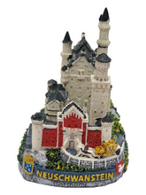 Lade das Bild in den Galerie-Viewer, Modell Schloss Neuschwanstein mit Kutsche- Castle Neuschwanstein with Horse Carriage
