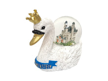 Lade das Bild in den Galerie-Viewer, Schneekugel Schwan mit Schloss Neuschwanstein
