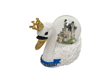 Lade das Bild in den Galerie-Viewer, Schneekugel Schwan mit Schloss Neuschwanstein
