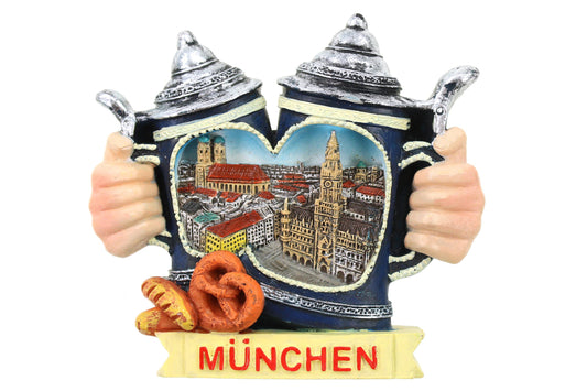 Magnet München – Zwei Bierkrüge & Brezel in Händen | Bayern Souvenir
