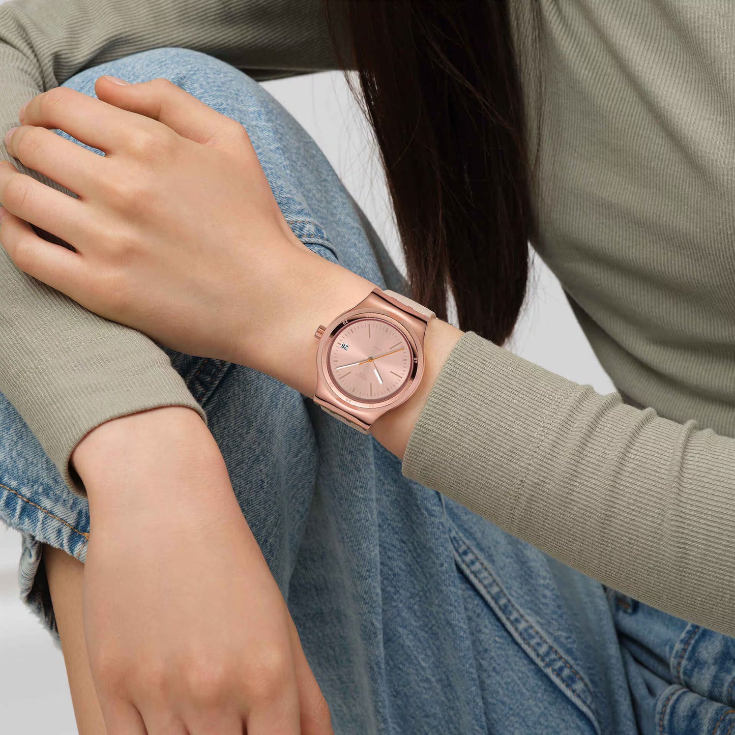 SWATCH Armbanduhr SECRET MOVES YIG402 – Automatik, Roségold & Beigefarben