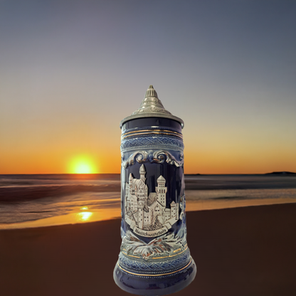 Schloss Neuschwanstein Krug Blau mit Heraldik und Zinndeckel – 500ml Sammlerkrug