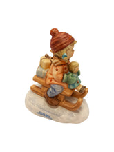 Lade das Bild in den Galerie-Viewer, Hummel Figuren Aus der Bahn - Christmas Delivery
